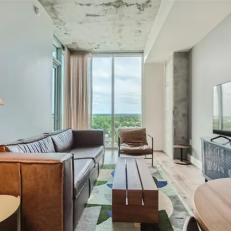 Spacious 1 Bedroom Condo - Amazing Views - Pool - Kitchen
